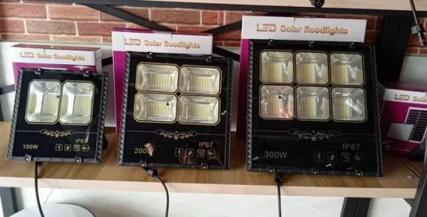 Đèn led năng lượng mặt trời màu đen DSY 3